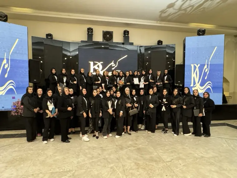 عکس گروهی شرکت‌کنندگان دوره جلوی استیج، از نمای نزدیک‌تر