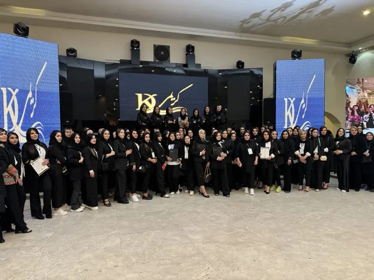 عکس گروهی شرکت‌کنندگان دوره جلوی استیج کریمی کمپانی